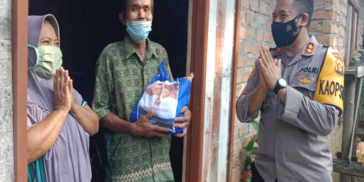 Door to Door, Kapolres Muaro Jambi Bagikan Sembako ke Masyarakat Terdampak Covid-19