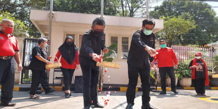 Peringati Kudatuli, PDI Perjuangan Tabur Bunga di Jalan Diponegoro 58