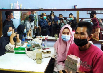 Beli Nasi Padang Pakai Uang Rp 5.000, Pedagang Agar-agar Ini Dapat Donasi Rp 108 Juta