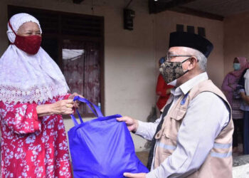 Ssssttt … Ditegur Mendagri, Walikota Depok Mohammad Idris Langsung Bagikan Sembako