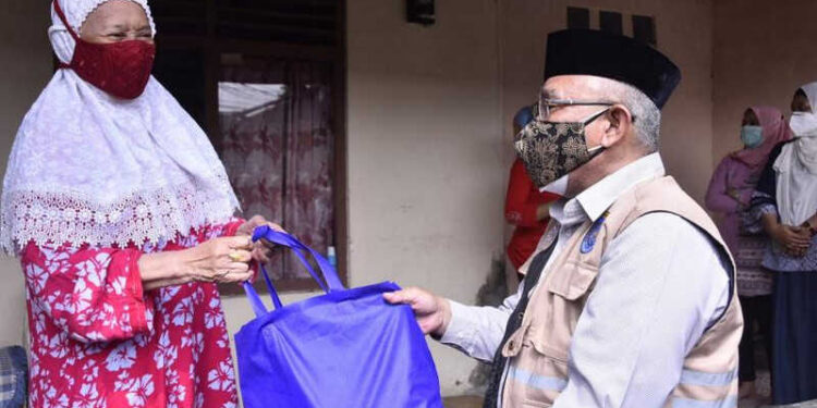 Ssssttt … Ditegur Mendagri, Walikota Depok Mohammad Idris Langsung Bagikan Sembako