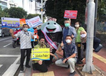 Maskot Konsumen Berdaya “Si-Enda” Bagikan Masker Guna Percepatan Pemulihan Ekonomi