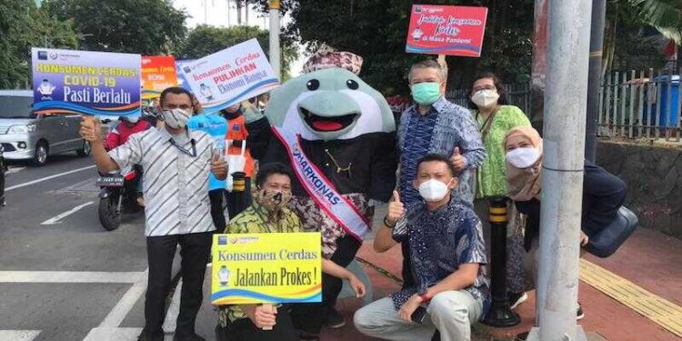 Maskot Konsumen Berdaya “Si-Enda” Bagikan Masker Guna Percepatan Pemulihan Ekonomi