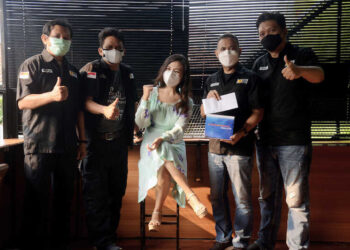 Yeni Ermella, Henny Sandi dan dr.Stevani Memberikan Bantuan Tabung Oksigen Kepada YPJI