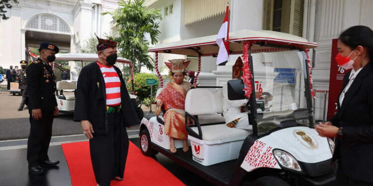 Pakai Baju Sakera, LaNyalla Peringati HUT Kemerdekaan RI di Istana Merdeka