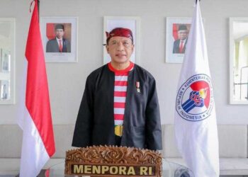 Menpora Anugerahkan Tanda Kehormatan Satyalancana Karya Satya kepada PNS di Kemenpora
