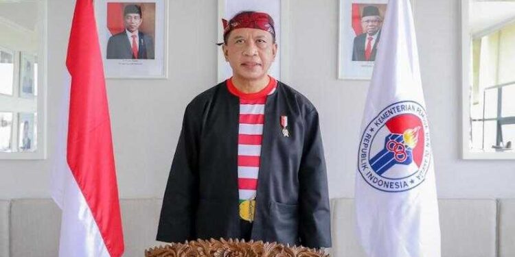 Menpora Anugerahkan Tanda Kehormatan Satyalancana Karya Satya kepada PNS di Kemenpora