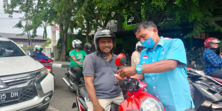 Partai Gelora Bagikan Bendera Merah Putih dari Aceh Sampai Papua