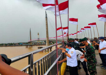 Kibarkan Seribu Bendera Merah Putih, Al Haris Minta Semangat Masyarakat Tetap Berkibar seperti Merah Putih