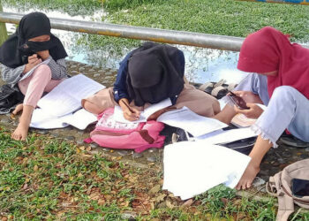 DPD RI Prihatin Lihat Pelajar Kaur Cari Sinyal Hingga ke Tepi Sungai