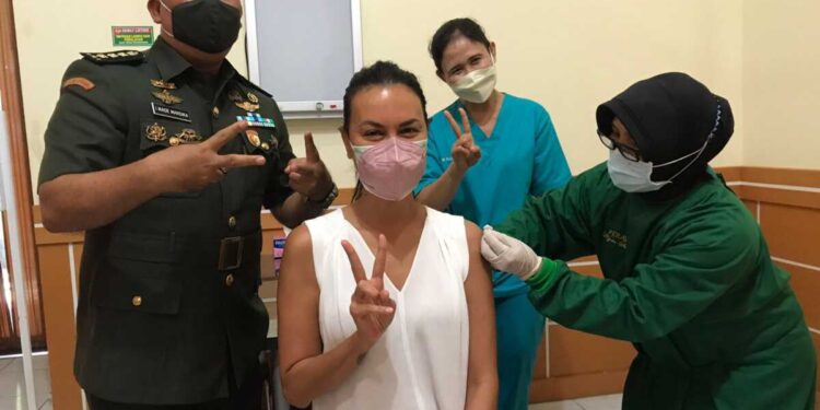 Sofia Latjuba, Venna Melinda, Bams Samsons Hingga Dita Karang Lakukan Vaksinasi di RSAD Udayana