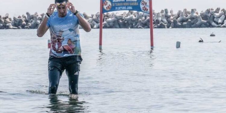 Renang di Pantai Sakura, Menparekaf Disangka Anies Baswedan