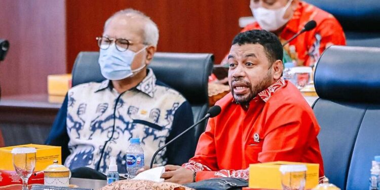 Filep Ingatkan Tanggung Jawab Sosial Perusahaan