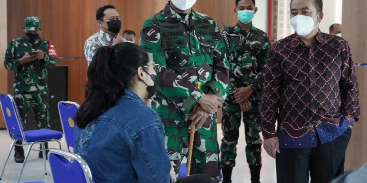 Danrem 061/Suryakencana Tinjau Serbuan Vaksinasi di Universitas Pakuan Bogor