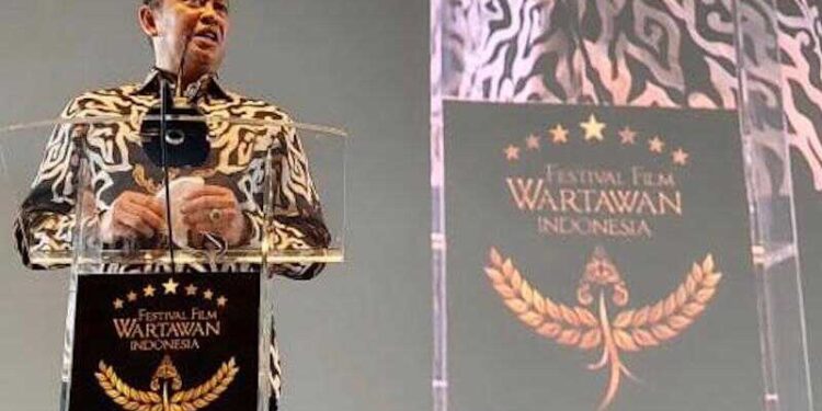 Bambang Soesatyo Serahkan Life Time Achievement Award di FFWI XI