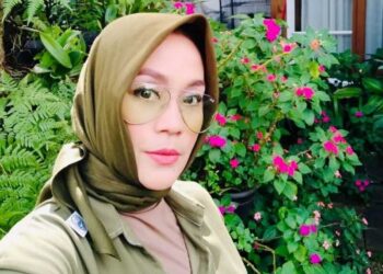 Raslina Rasidin Menuju Setengah Abad Usia di Tengah Karir Sebagai Artis dan Politisi