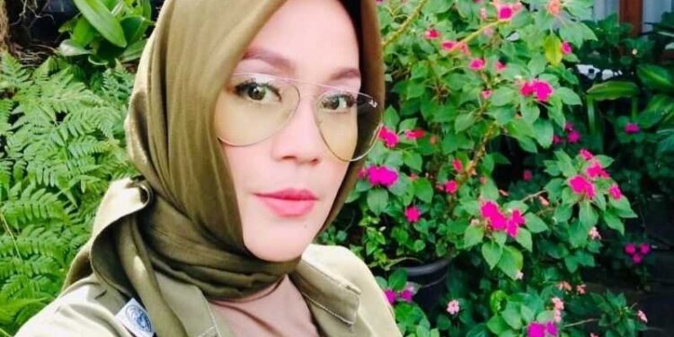 Raslina Rasidin Menuju Setengah Abad Usia di Tengah Karir Sebagai Artis dan Politisi