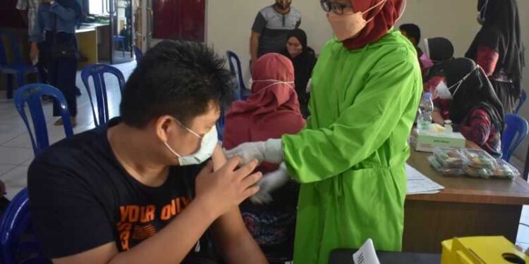 Tak Hanya Gelar Vaksinasi Massal, Alumni Akabri 1999 Berikan Bantuan Kepada Terdampak Pandemi