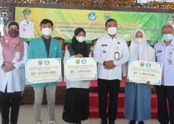 Serius Bangun SDM, Pemkab Batang Berikan Beasiswa Kepada 111 Pelajar Berprestasi