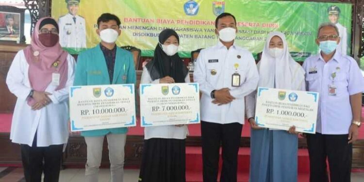 Serius Bangun SDM, Pemkab Batang Berikan Beasiswa Kepada 111 Pelajar Berprestasi