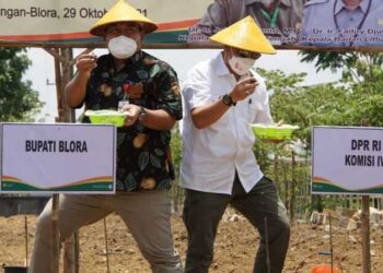 Jadikan Desa Sukerejo Sebagai Komoditas Ekspor, Bupati Blora Tanam Porang