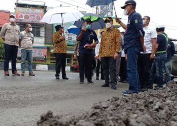 Diguyur Hujan, Syamsuar dan Edy Natar Cek Perbaikan Jalan