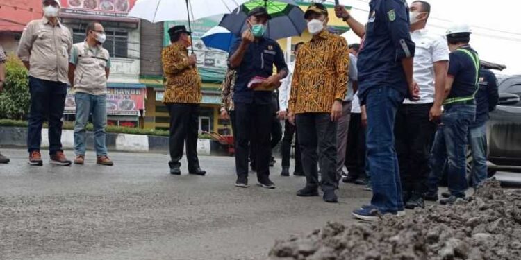 Diguyur Hujan, Syamsuar dan Edy Natar Cek Perbaikan Jalan