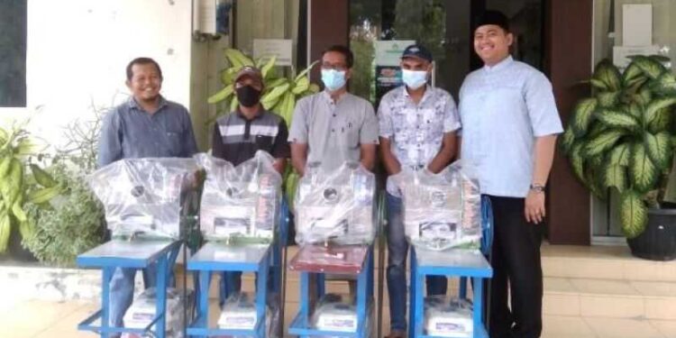 Tingkatkan Ekonomi Masyarakat, Disnaker Serahkan Bantuan Alat Kerja