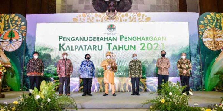 Menteri Siti Nurbaya Berikan Penghargaan KALPATARU Kepada 10 Kelompok