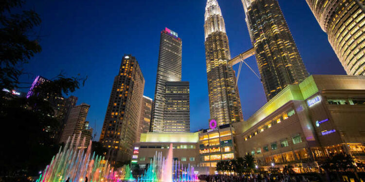 Malaysia Larang Warganya yang Tolak Vaksin ke Restoran atau Mal