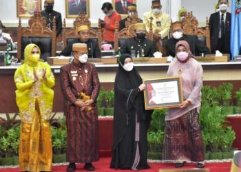 Ketua TP PKK Pinrang Terima Penghargaan di HUT Sulawesi Selatan ke-352