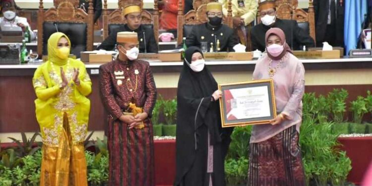 Ketua TP PKK Pinrang Terima Penghargaan di HUT Sulawesi Selatan ke-352