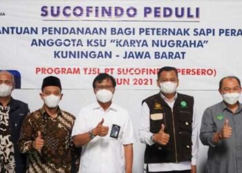 Tanggung Jawab Sosial dan Lingkungan, SUCOFINDO Serahkan Bantuan Pendanaan Dua Koperasi Berbasis Peternak Sapi Perah