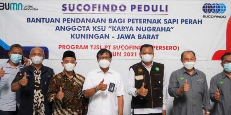 Tanggung Jawab Sosial dan Lingkungan, SUCOFINDO Serahkan Bantuan Pendanaan Dua Koperasi Berbasis Peternak Sapi Perah