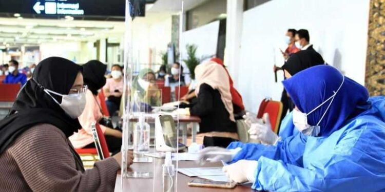 Besok, Penumpang Pesawat Wajib Tunjukan Surat Vaksin dan RT-PCR