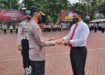 Biayai 39 Murid, Ipda Arif Karnawan Dapat Penghargaan Dari Kapolres Malang