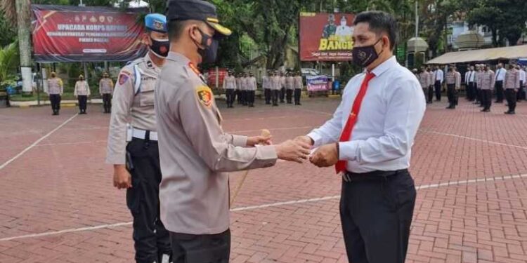 Biayai 39 Murid, Ipda Arif Karnawan Dapat Penghargaan Dari Kapolres Malang