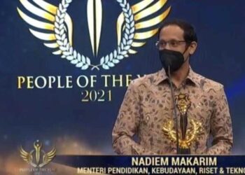 Nadiem Terima Penghargaan People Of The Year 2021