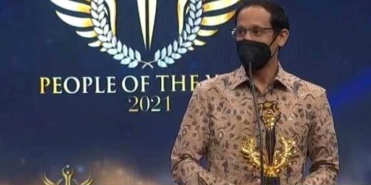 Nadiem Terima Penghargaan People Of The Year 2021