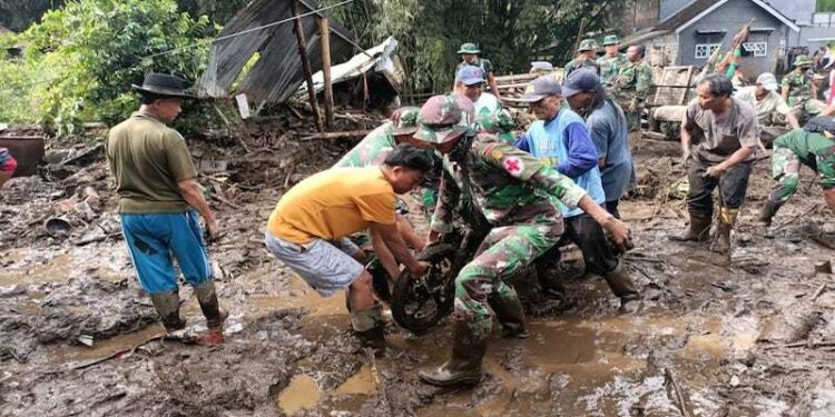 Divisi Infanteri 2 Kostrad Siaga, 100 Personel Bantu Penanggulangan Banjir Bandang di Batu Malang
