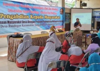 PKM FIO, Tingkatkan Kebugaran Jasmani PKK Desa Randegan