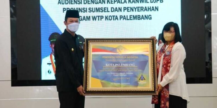 Harnojoyo Terima Piagam Penghargaan WTP