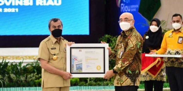 BKN Award Anugerahi Syamsuar Penghargaan Untuk Implementasi Penilaian Kerja
