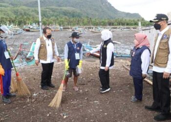 Khofifah Tinjau Pelabuhan Perikanan Pantai Puger