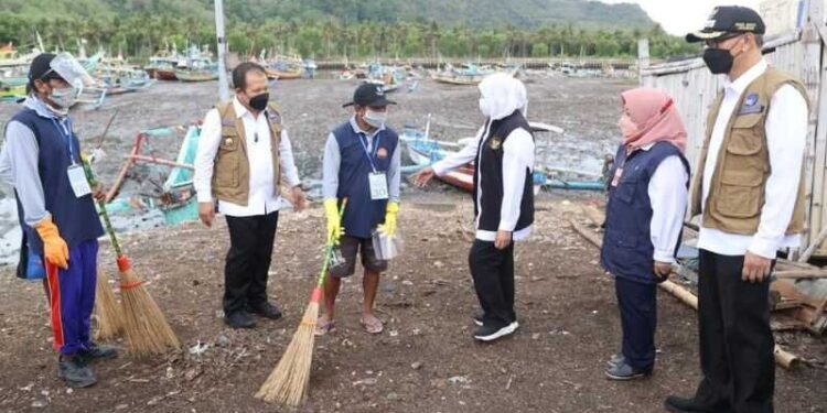 Khofifah Tinjau Pelabuhan Perikanan Pantai Puger