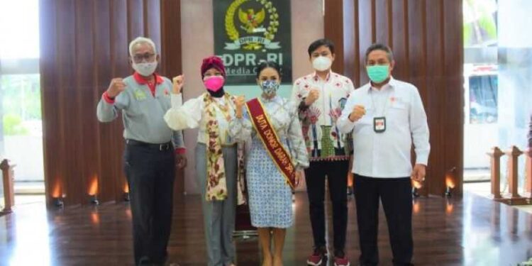Krisdayanti Disematkan Sebagai Duta Donor Darah DPR RI
