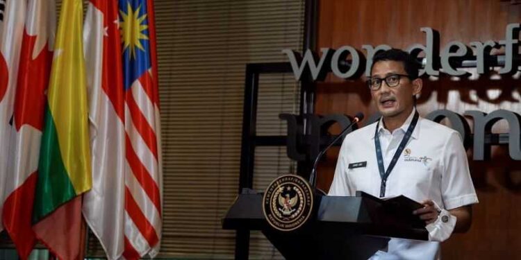 Jelang Nataru, Menparekraf Minta Pelaku Pariwisata dan Ekonomi Kreatif Patuhi PPKM Level 3