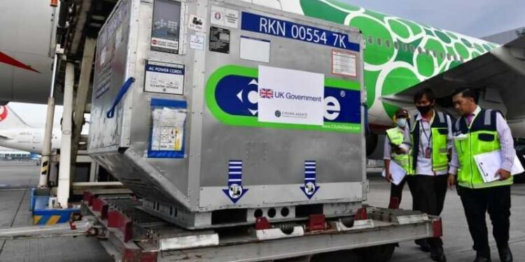 Sebanyak 134.560 Dosis Vaksin AstraZeneca Dari Inggris Tiba di Indonesia