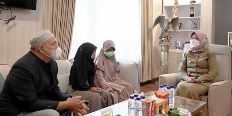 Wabup Lumajang Berangkatkan Aluna dan Zaskia ke Ajang OMATIQ