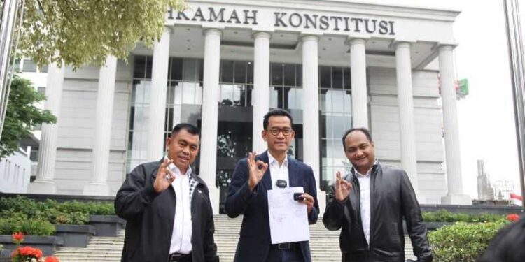 Senator Fachrul Razi dan Bustami Zainudin Daftarkan Gugatan PT Nol Persen ke MK